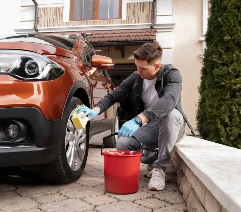 Lavage auto à domicile Saint-Maurice-en-Gourgois : professionnel intervenant sur un véhicule
